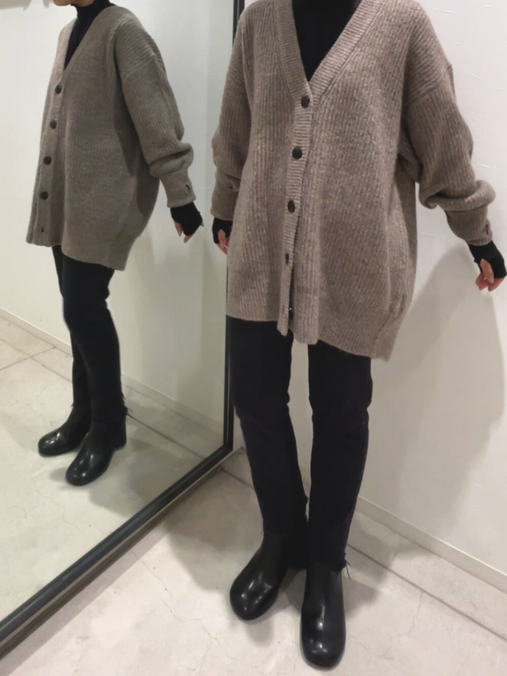 グレー系のカーディガン/ボレロ、ブラック系のTシャツ/カットソー、ブラック系のデニムパンツを着用したレディースの冬コーディネートの2枚目の写真