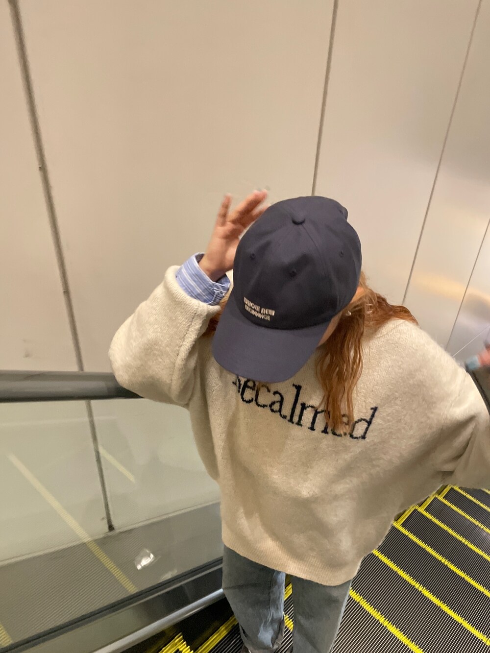 ホワイト系のニット/セーター、その他のシャツ/ブラウス、ブルー系のデニムパンツを着用したレディースの夏コーディネートの8枚目の写真