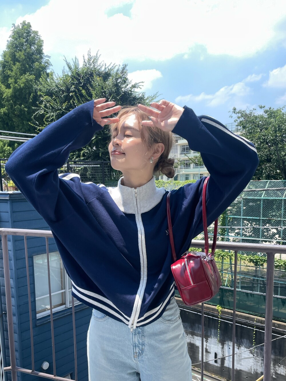 ブルー系のデニムパンツ、ブルー系のジャージを着用したレディースの夏コーディネートの3枚目の写真