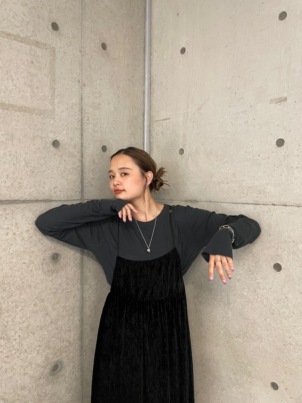 ブラック系のワンピース、グレー系のTシャツ/カットソーを着用したレディースの秋コーディネートの3枚目の写真