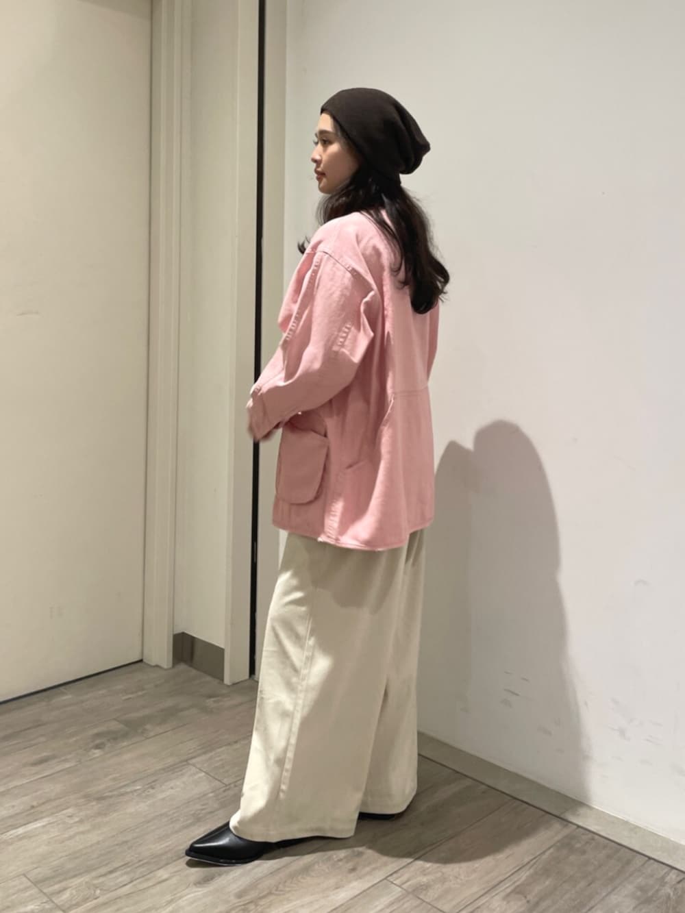 ブラック系のブーツ、ピンク系のブルゾン、ホワイト系のその他パンツを着用したレディースの夏コーディネートの2枚目の写真