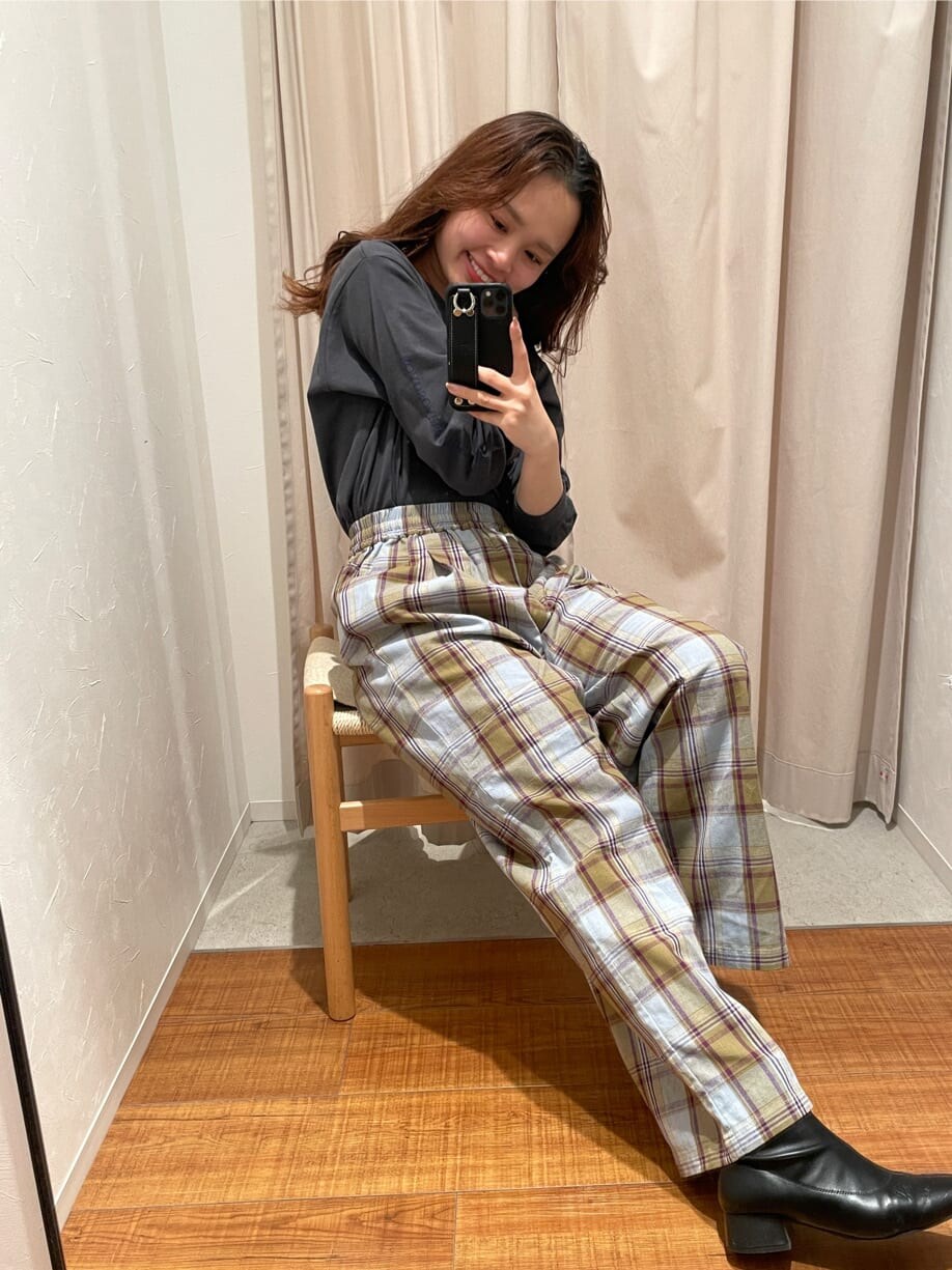 ブルー系のその他パンツ、グレー系のTシャツ/カットソーを着用したレディースの冬コーディネートの5枚目の写真