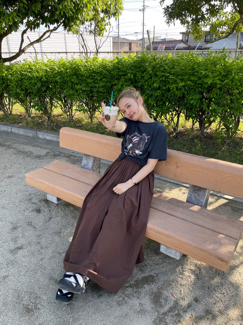 グレー系のTシャツ/カットソー、ブラウン系のワンピースを着用したレディースの春コーディネートの3枚目の写真