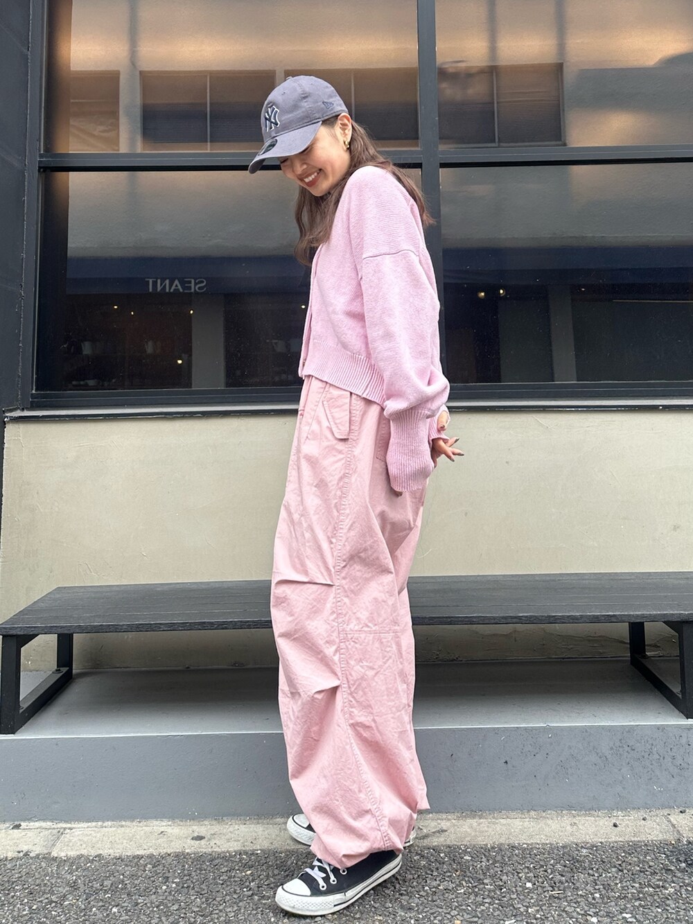 ピンク系のカーディガン/ボレロ、ピンク系のその他パンツを着用したレディースの冬コーディネートの6枚目の写真