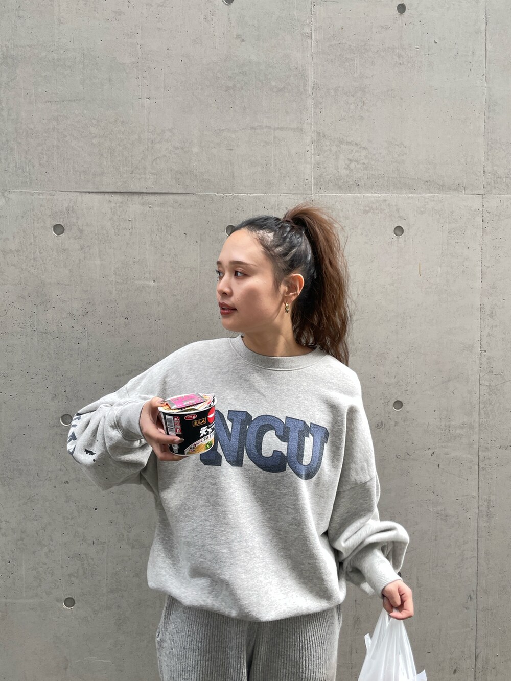 グレー系のその他パンツ、グレー系のスウェットを着用したレディースの冬コーディネートの5枚目の写真