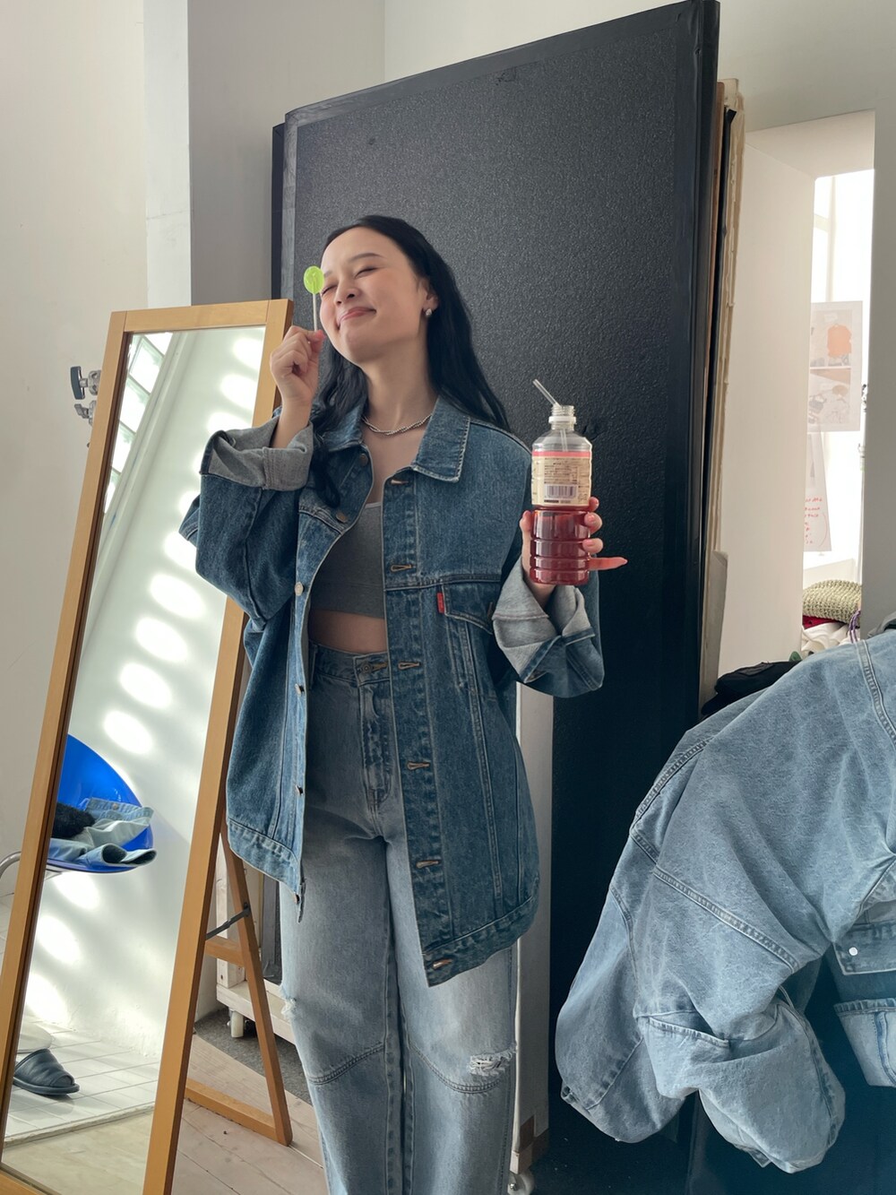 ブルー系のデニムジャケット、ブルー系のデニムパンツを着用したレディースの冬コーディネートの2枚目の写真