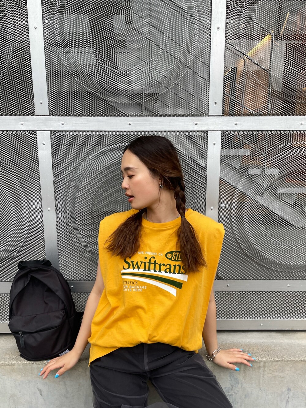 イエロー系のTシャツ/カットソー、グレー系のその他パンツを着用したレディースの春コーディネートの3枚目の写真