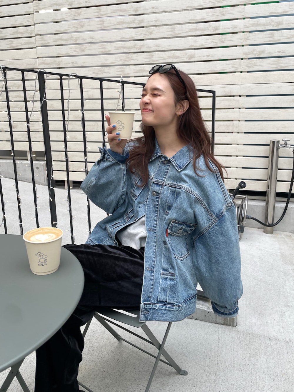 ブルー系のデニムジャケットを着用したレディースの冬コーディネートの3枚目の写真