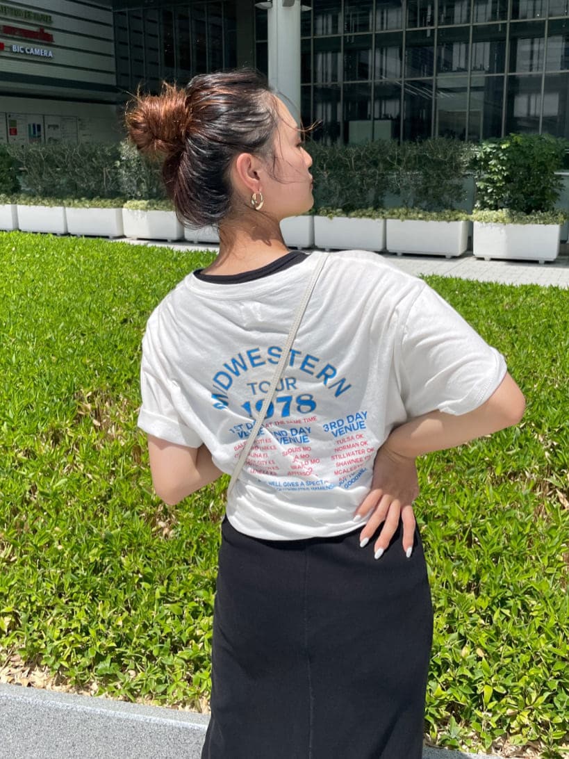 ホワイト系のTシャツ/カットソー、ホワイト系のサンダル、ブラック系のワンピースを着用したレディースの夏コーディネートの6枚目の写真