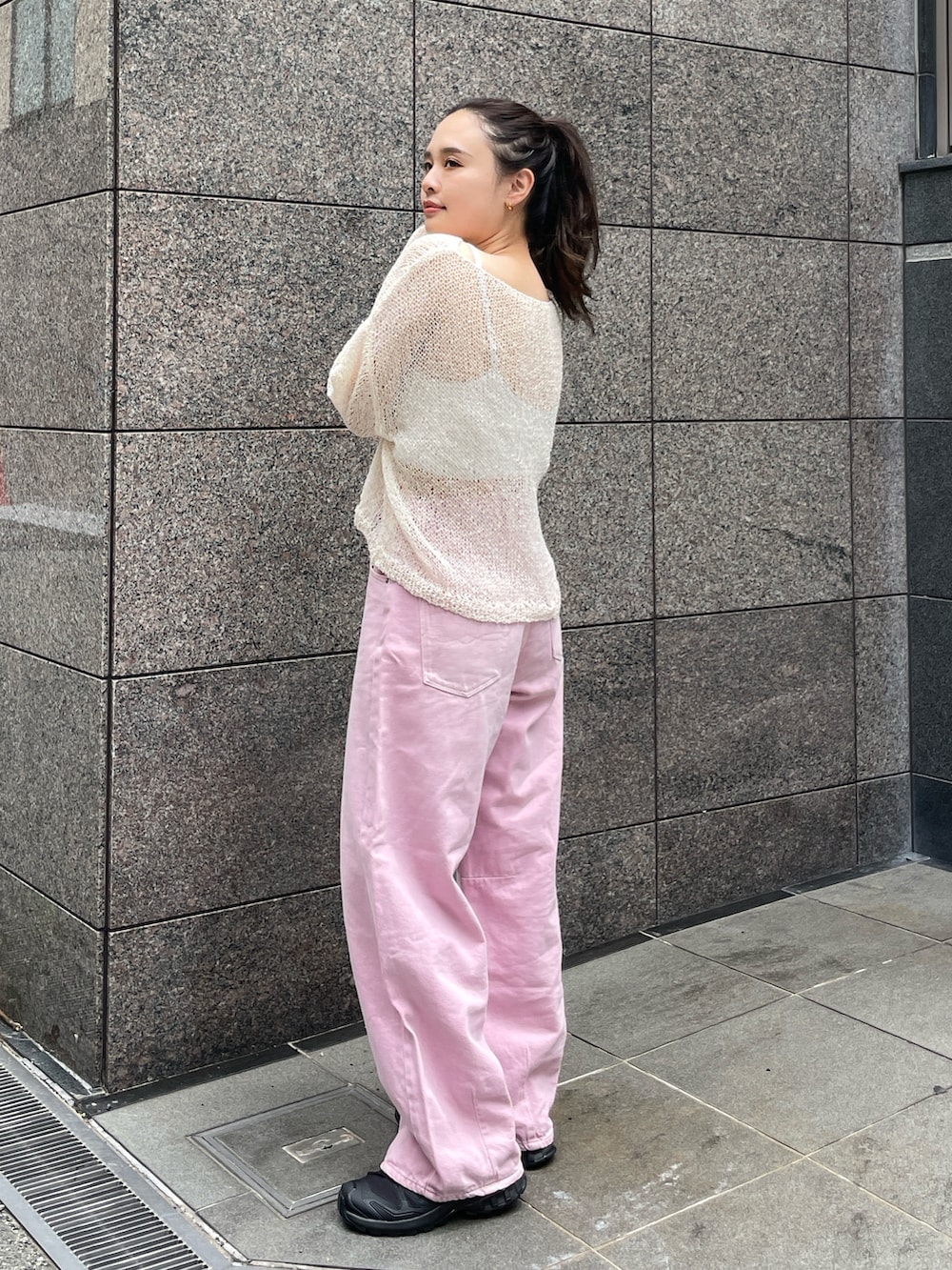 ホワイト系のニット/セーター、ピンク系のデニムパンツを着用したレディースの夏コーディネートの2枚目の写真