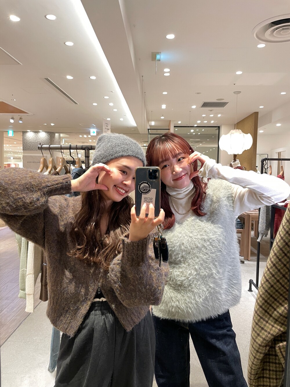 グレー系のその他パンツ、ブラウン系のカーディガン/ボレロ、ホワイト系のニット/セーターを着用したレディースの冬コーディネートの2枚目の写真