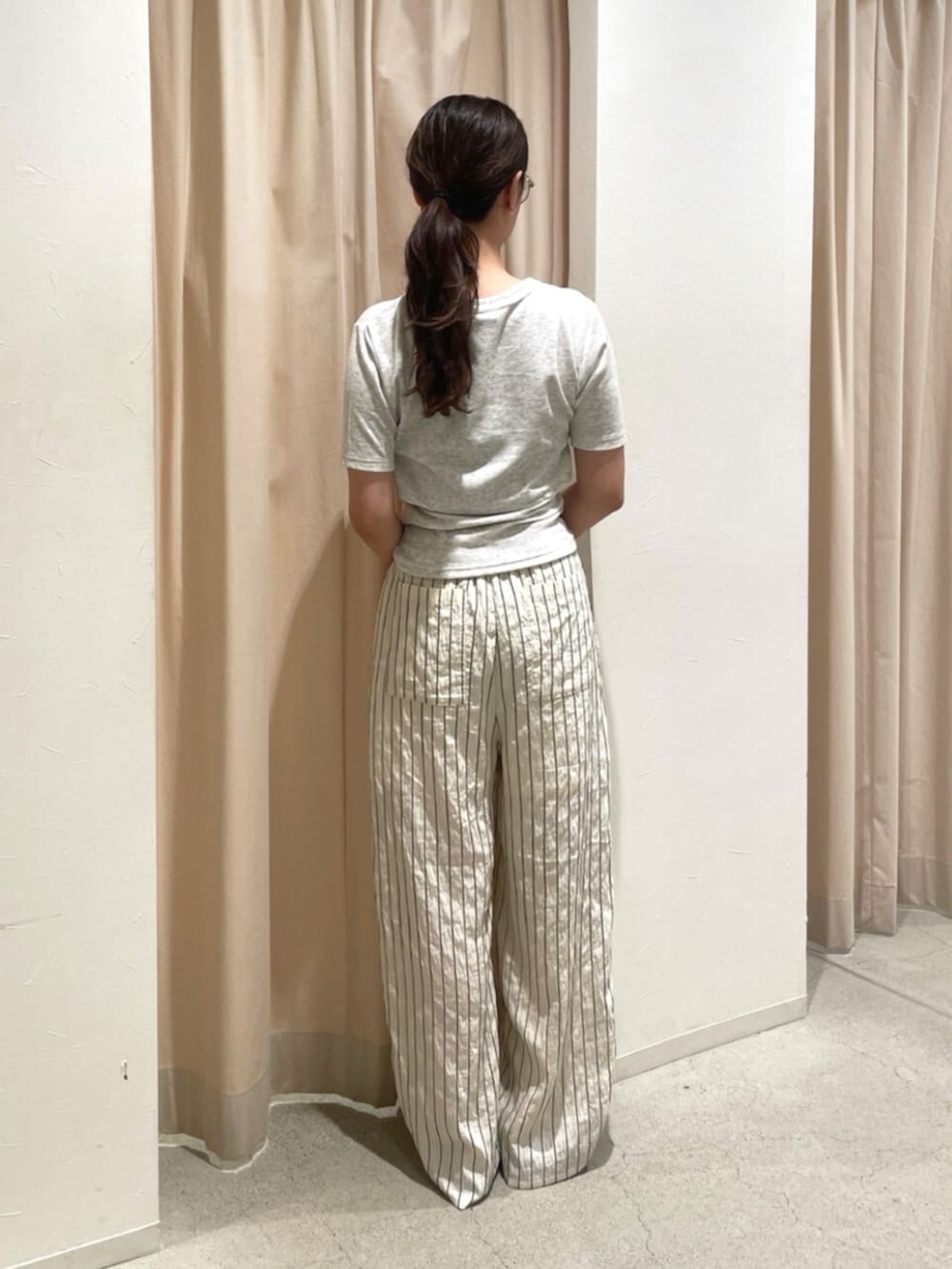 ホワイト系のその他パンツ、ホワイト系のTシャツ/カットソー、シルバー系のメガネを着用したレディースの夏コーディネートの3枚目の写真