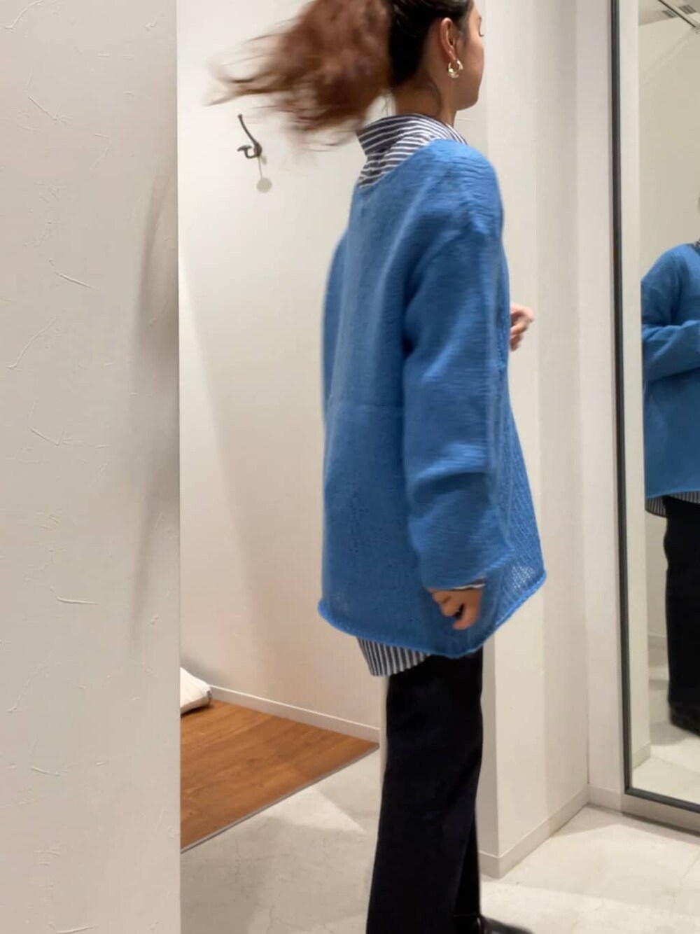 ブルー系のニット/セーター、ブルー系のシャツ/ブラウス、ブルー系のデニムパンツを着用したレディースの秋コーディネートの3枚目の写真