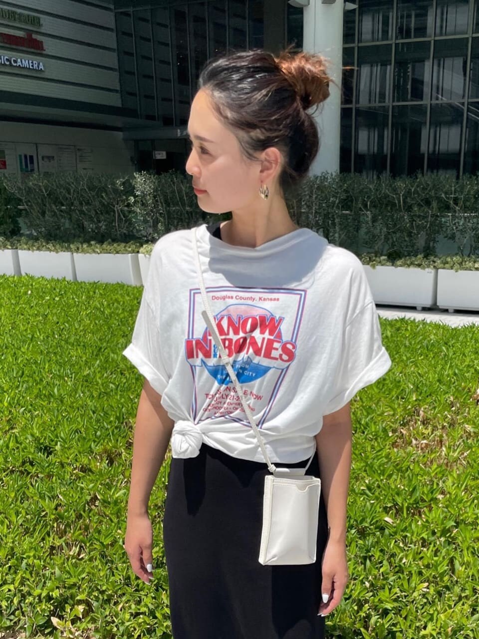 ホワイト系のTシャツ/カットソー、ホワイト系のサンダル、ブラック系のワンピースを着用したレディースの夏コーディネートの4枚目の写真