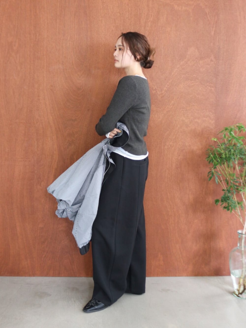 ブラック系のその他パンツ、その他のブルゾン、グレー系のニット/セーターを着用したレディースの夏コーディネートの4枚目の写真