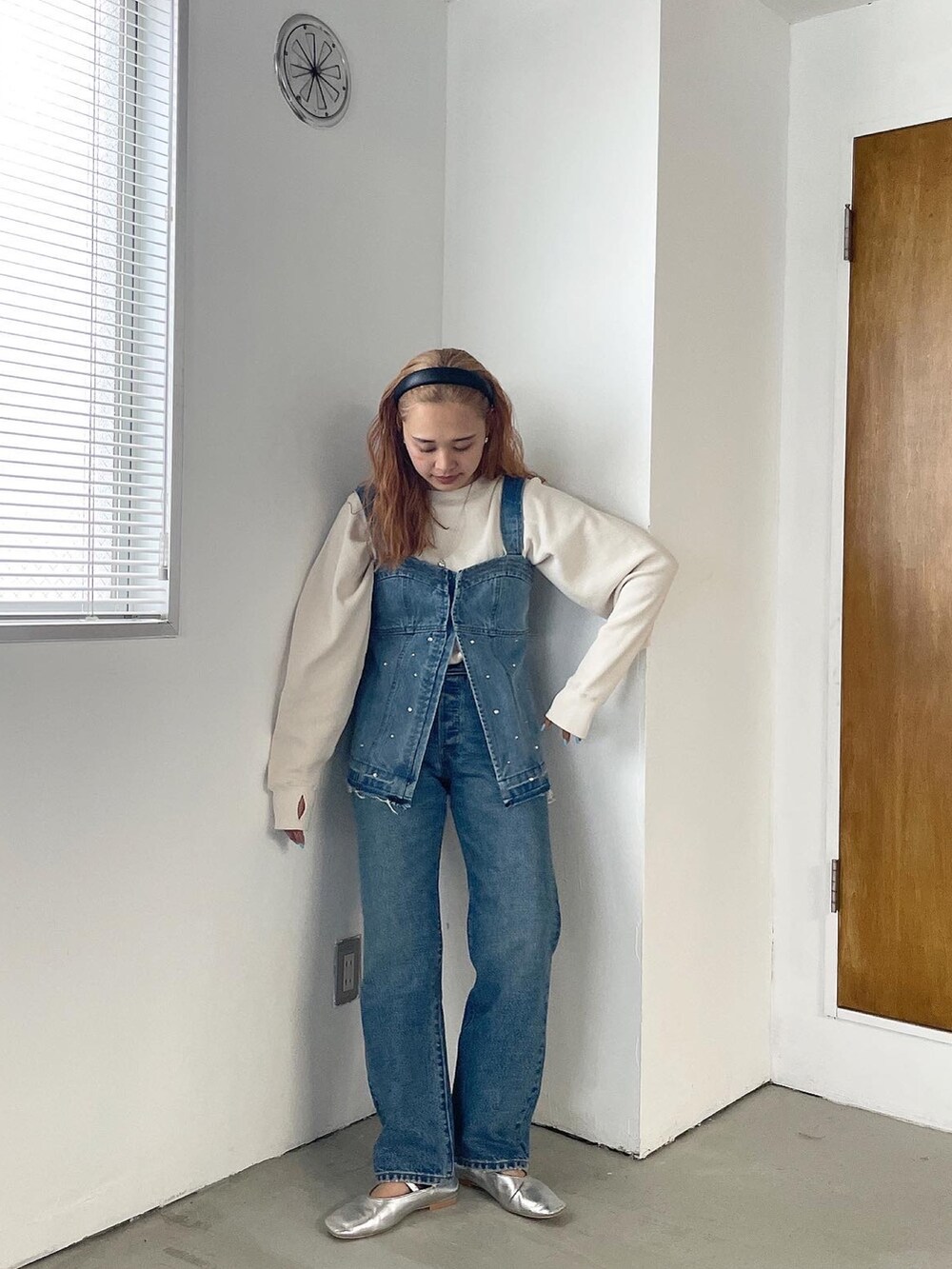ブルー系のタンクトップ、ホワイト系のTシャツ/カットソー、ブルー系のデニムパンツを着用したレディースの夏コーディネートの4枚目の写真