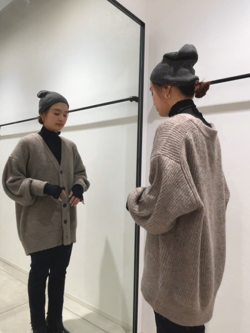 グレー系のカーディガン/ボレロ、ブラック系のTシャツ/カットソー、ブラック系のデニムパンツを着用したレディースの冬コーディネートの3枚目の写真