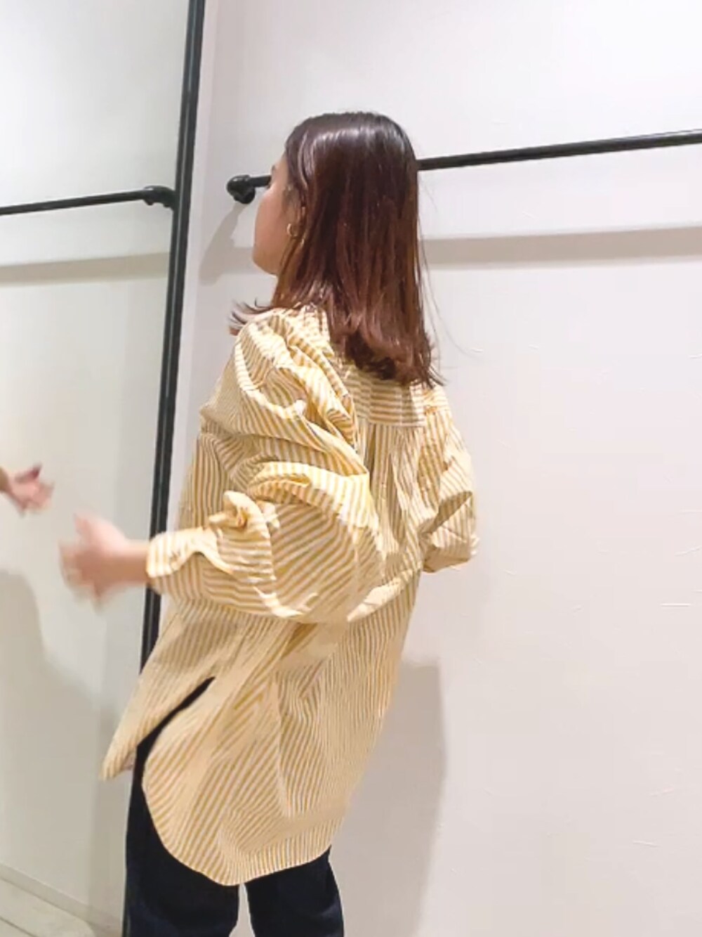 イエロー系のシャツ/ブラウス、ブルー系のデニムパンツ、ブラック系のブーツを着用したレディースの冬コーディネートの3枚目の写真