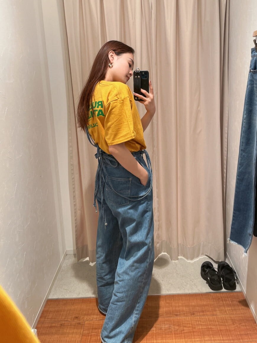 ブルー系のデニムパンツ、イエロー系のTシャツ/カットソーを着用したレディースの春コーディネートの5枚目の写真