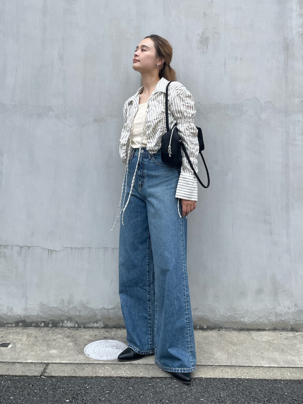 その他のシャツ/ブラウス、ブルー系のデニムパンツを着用したレディースの秋コーディネートの4枚目の写真