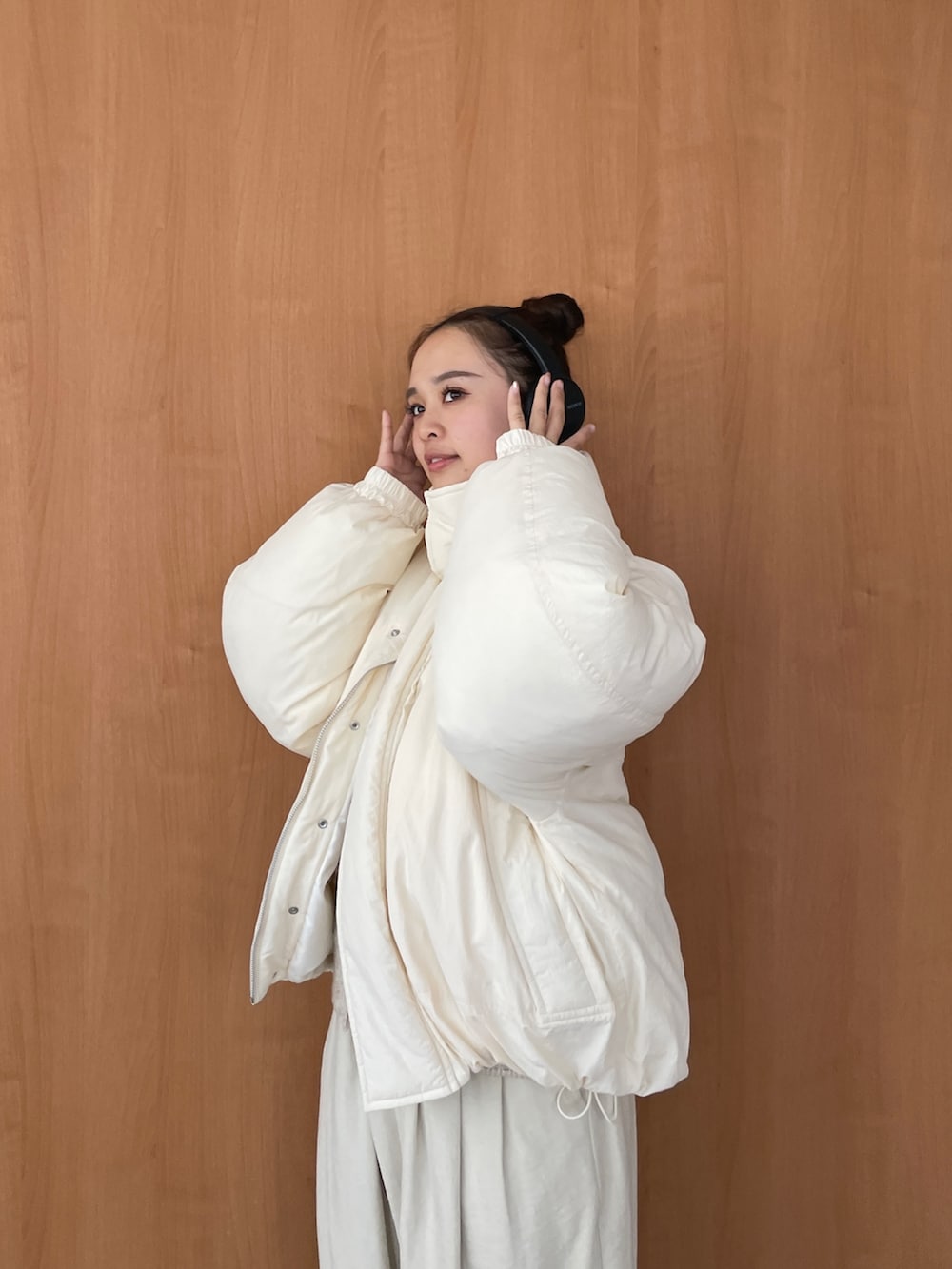 ホワイト系のその他パンツ、ホワイト系のブルゾンを着用したレディースの冬コーディネートの2枚目の写真