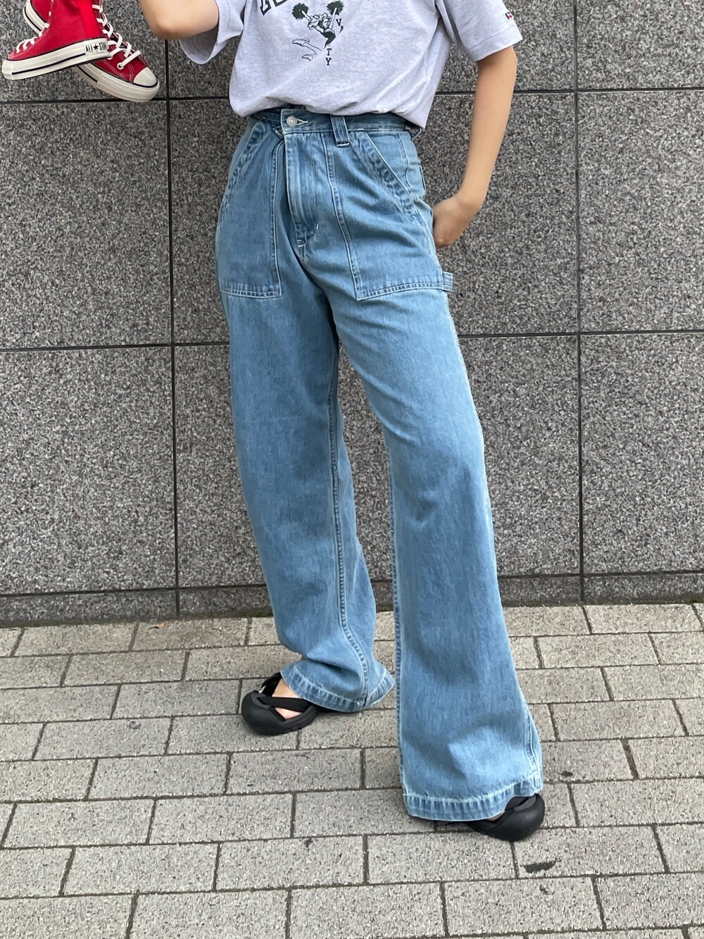 グレー系のTシャツ/カットソー、ブルー系のデニムパンツを着用したレディースの春コーディネートの2枚目の写真