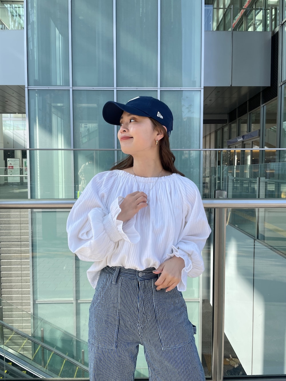 その他のデニムパンツ、ホワイト系のシャツ/ブラウス、ブラック系のキャップを着用したレディースの冬コーディネートの4枚目の写真