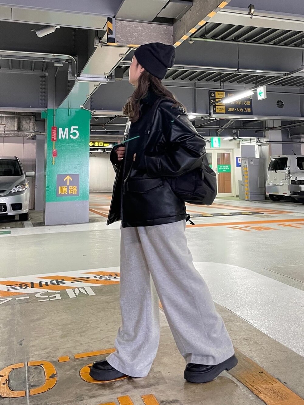 グレー系のその他パンツ、ブラック系のブルゾン、ブラック系のブーツを着用したレディースの冬コーディネートの4枚目の写真