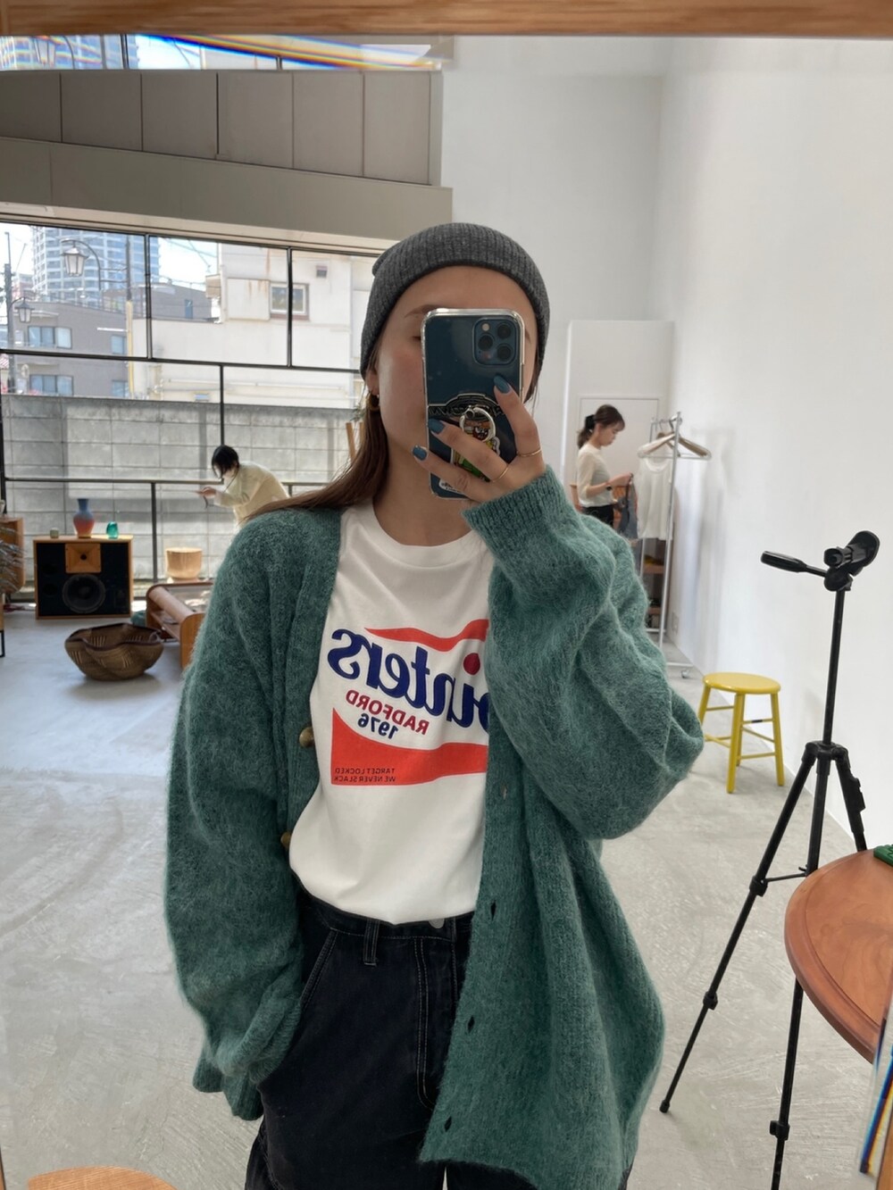 ホワイト系のTシャツ/カットソー、ブラック系のデニムパンツ、グリーン系のカーディガン/ボレロを着用したレディースの夏コーディネートの2枚目の写真