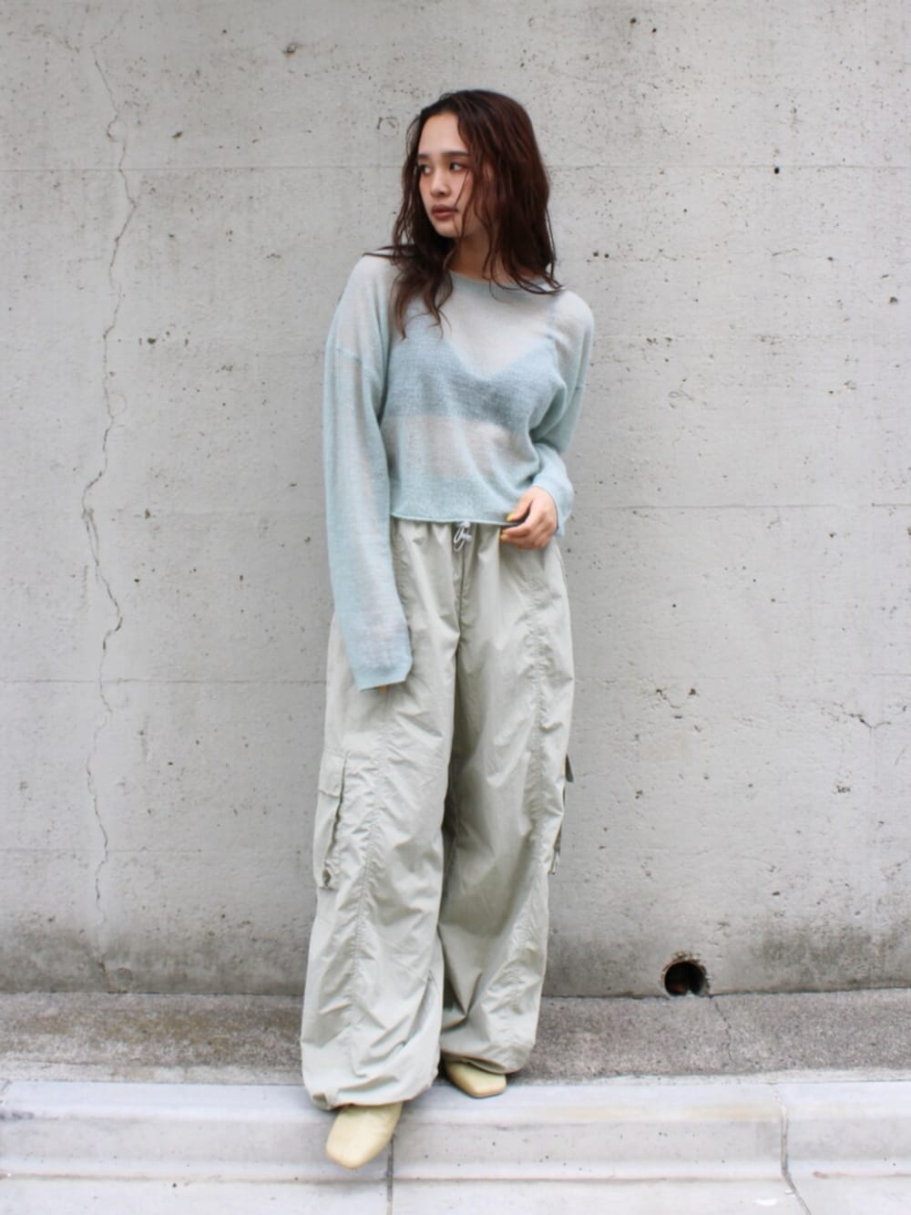グリーン系のその他パンツ、グリーン系のニット/セーター、ブルー系のキャミソールを着用したレディースの夏コーディネートの6枚目の写真