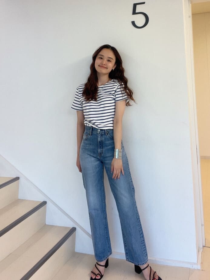ブルー系のデニムパンツ、ブラック系のサンダル、ブルー系のシャツ/ブラウスを着用したレディースの夏コーディネートの5枚目の写真