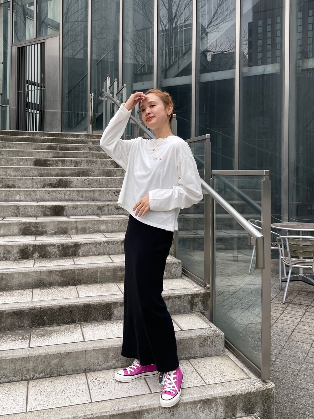 ブルー系のデニムジャケット、ブラウン系のワンピース、ホワイト系のTシャツ/カットソーを着用したレディースの春コーディネートの4枚目の写真