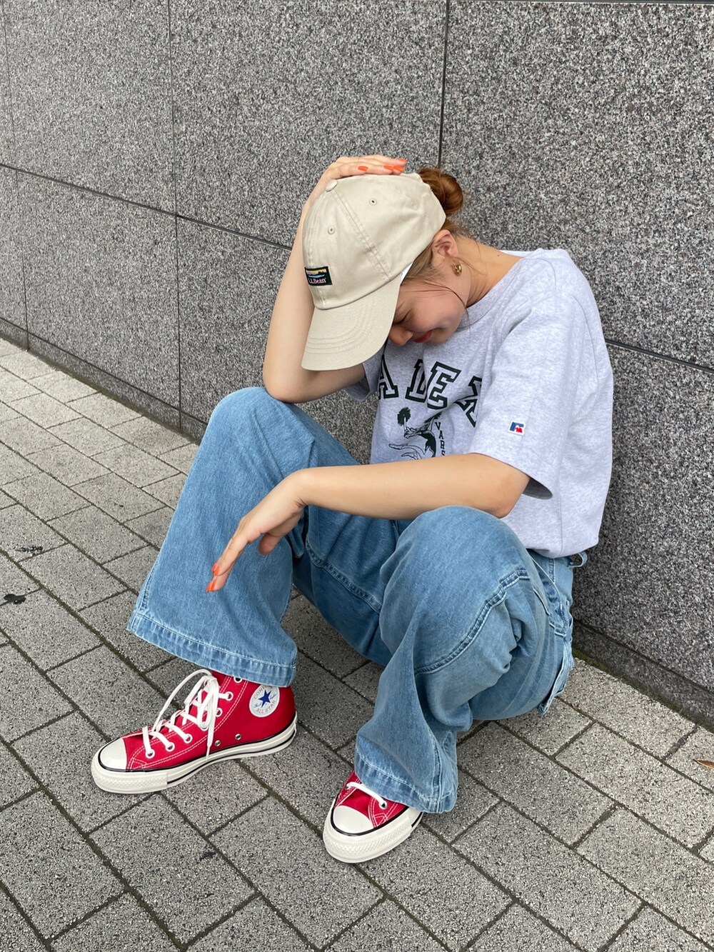 グレー系のTシャツ/カットソー、ブルー系のデニムパンツを着用したレディースの春コーディネートの3枚目の写真