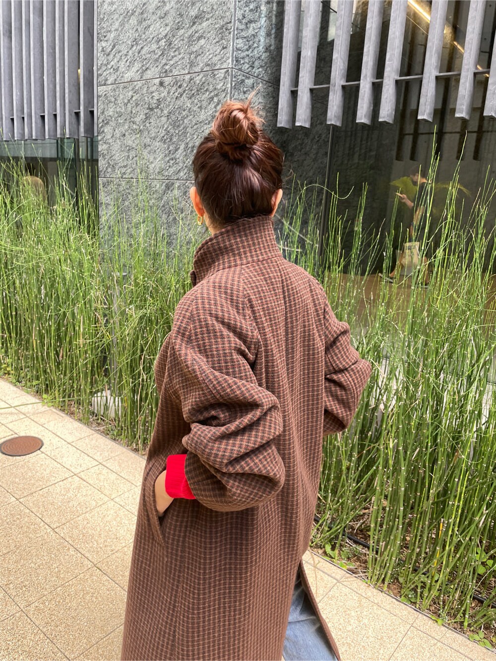 ブルー系のデニムパンツ、ブラウン系のその他アウター、レッド系のニット/セーターを着用したレディースの秋コーディネートの7枚目の写真