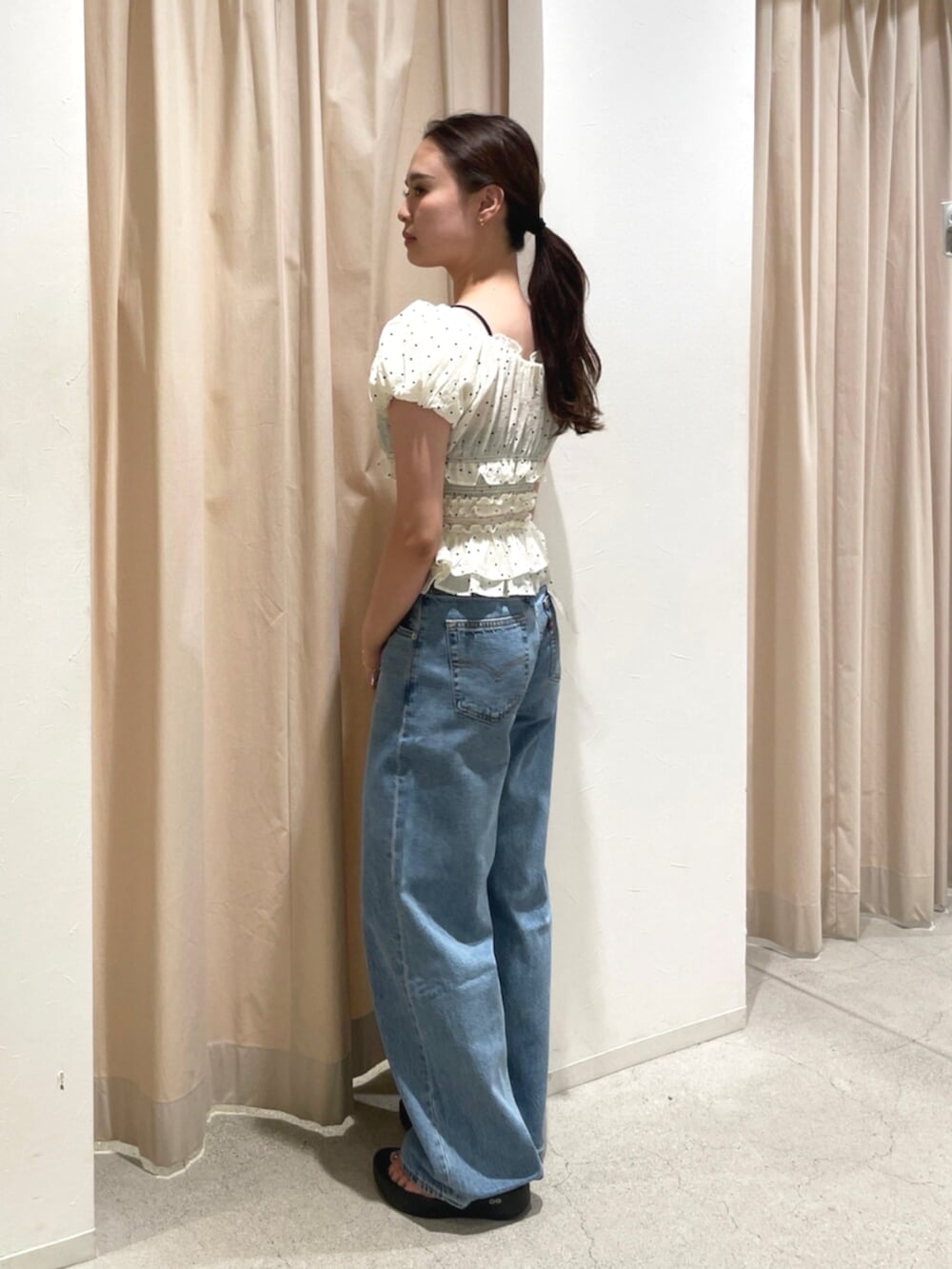 ブルー系のデニムパンツ、その他のシャツ/ブラウス、ブラック系のキャミソールを着用したレディースの夏コーディネートの4枚目の写真