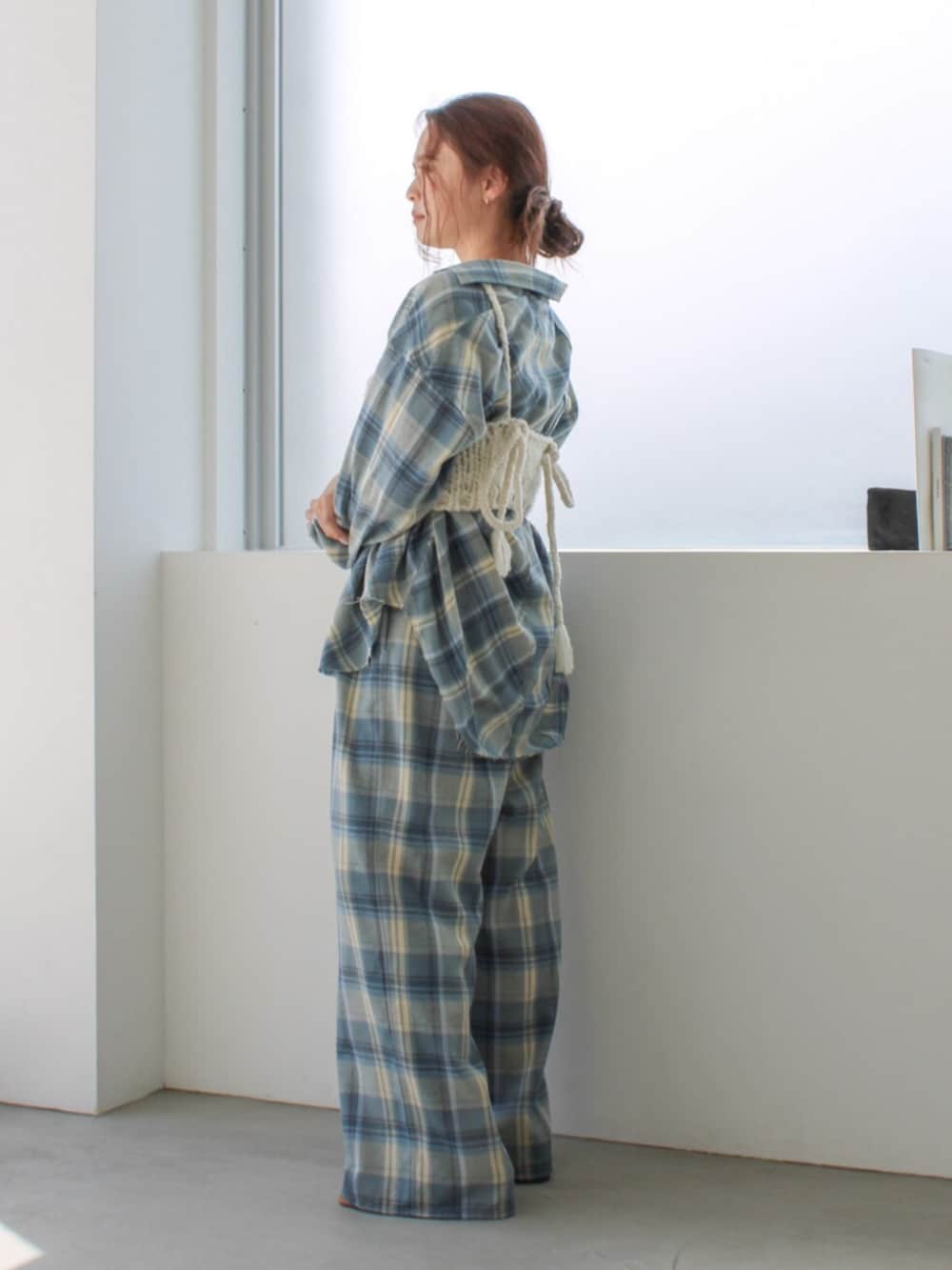 ブルー系のシャツ/ブラウス、ブルー系のその他パンツ、ホワイト系のキャミソールを着用したレディースの夏コーディネートの2枚目の写真