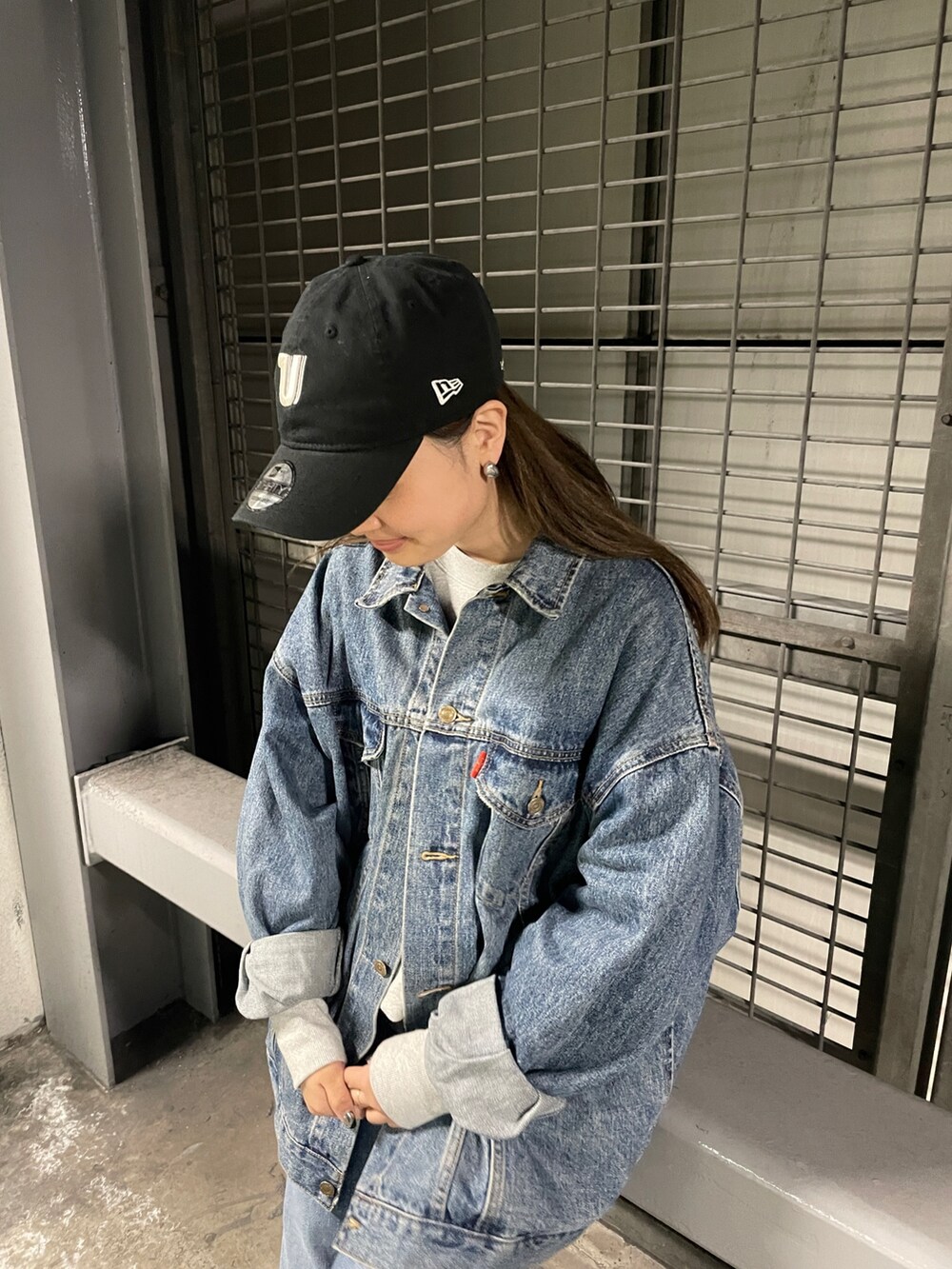 ブルー系のデニムジャケット、ブルー系のデニムパンツ、グレー系のスウェットを着用したレディースの冬コーディネートの7枚目の写真