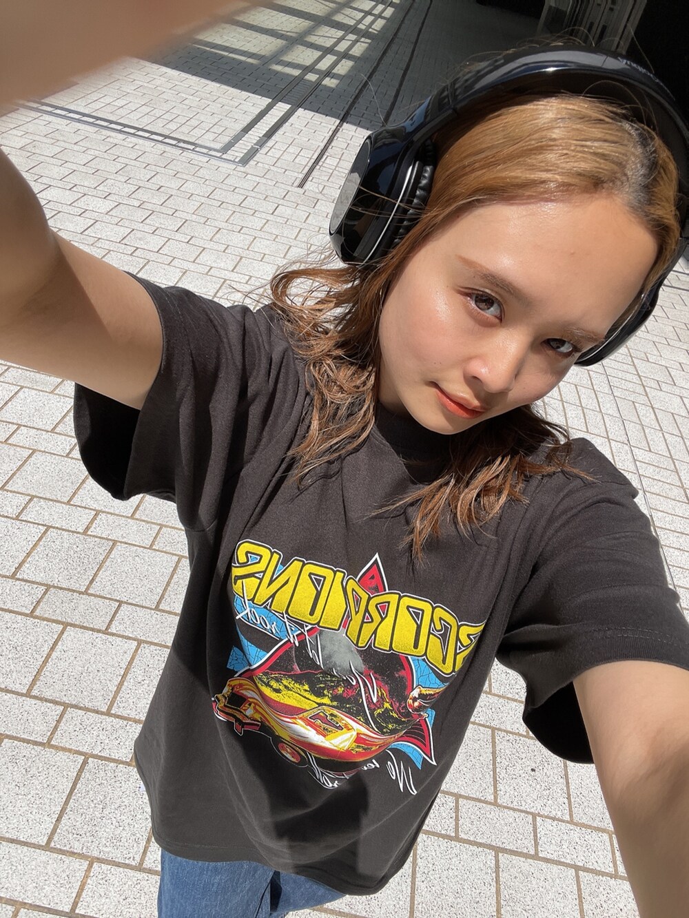 ブルー系のデニムパンツ、グレー系のTシャツ/カットソーを着用したレディースの春コーディネートの3枚目の写真