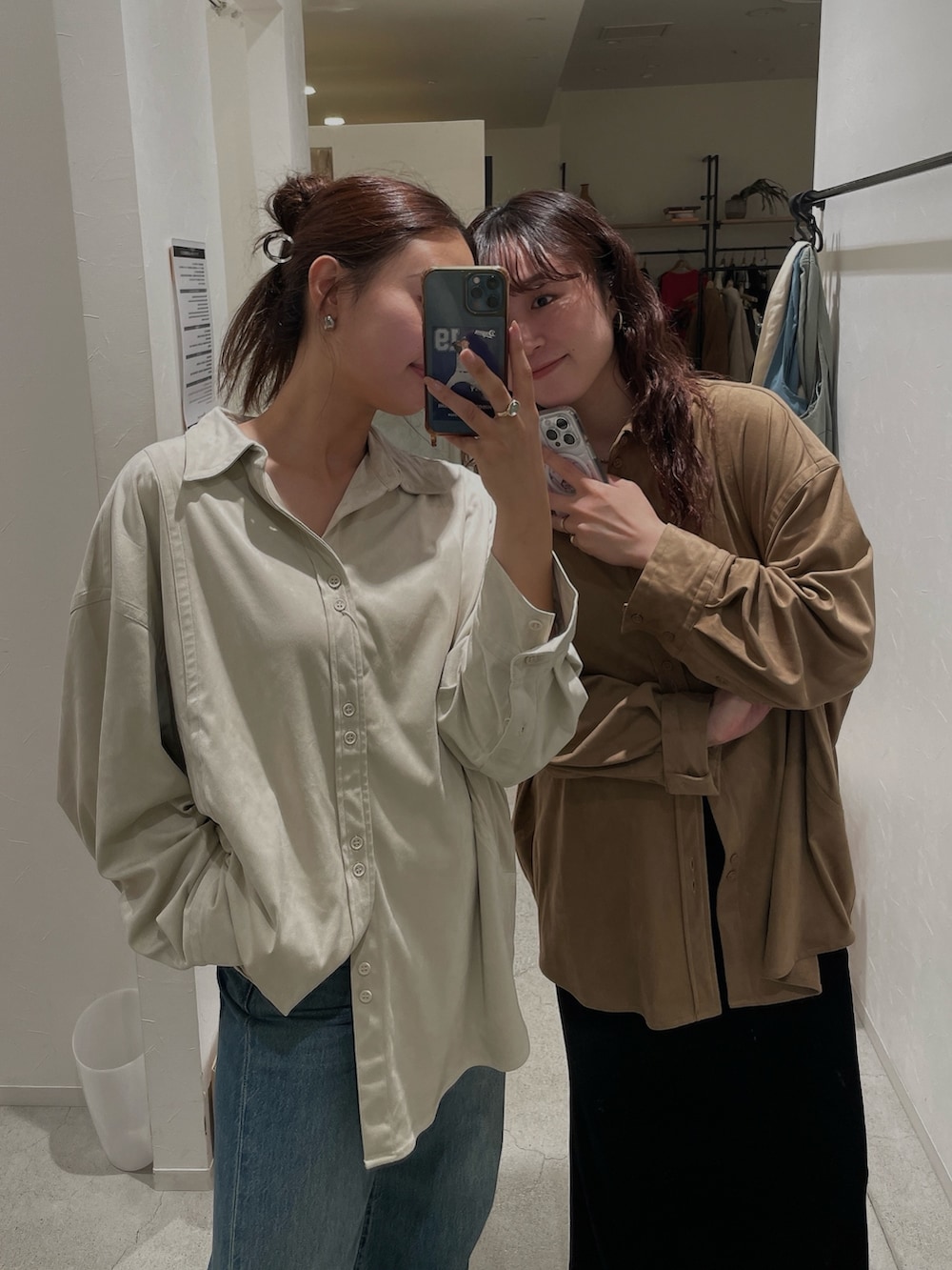 ブルー系のデニムパンツ、ホワイト系のシャツ/ブラウスを着用したレディースの秋コーディネートの2枚目の写真