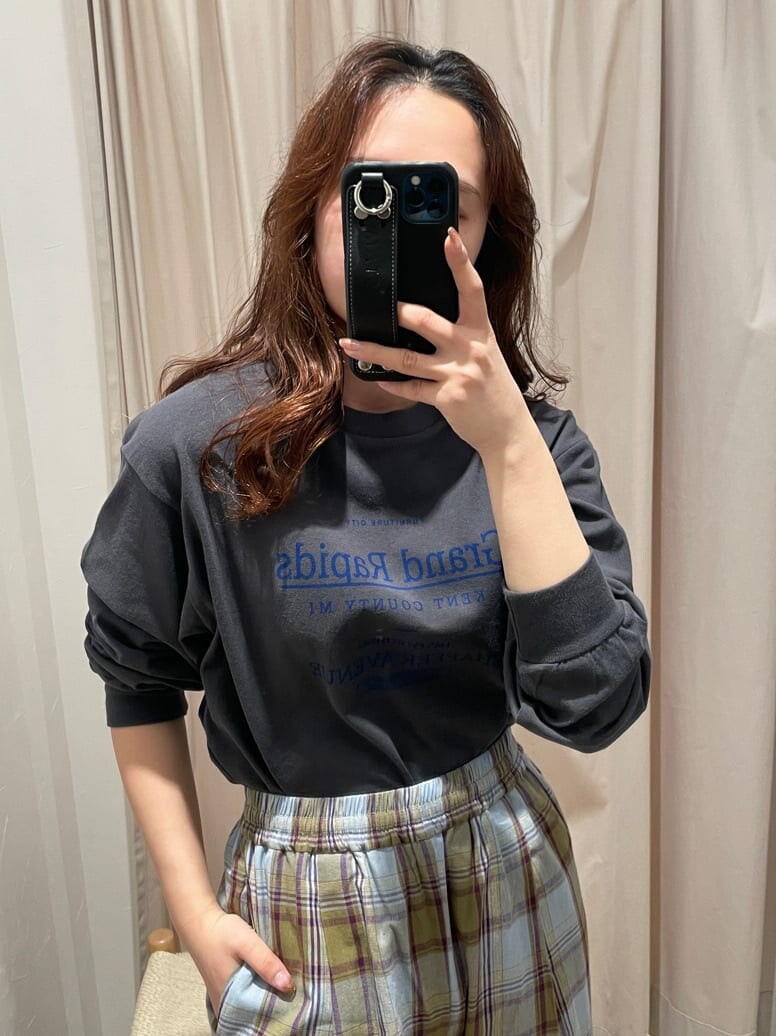 ブルー系のその他パンツ、グレー系のTシャツ/カットソーを着用したレディースの冬コーディネートの2枚目の写真