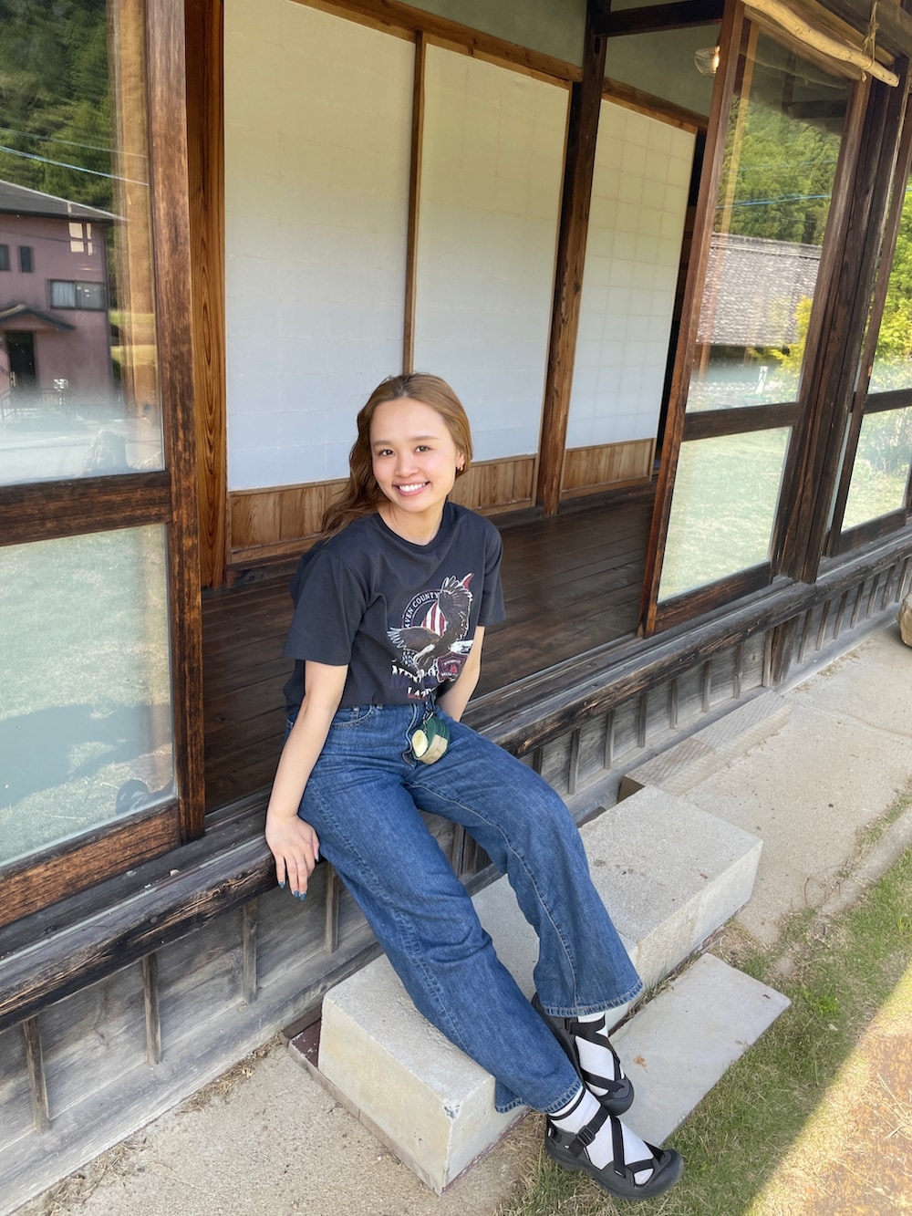 グレー系のTシャツ/カットソー、ブルー系のデニムパンツを着用したレディースの春コーディネートの3枚目の写真