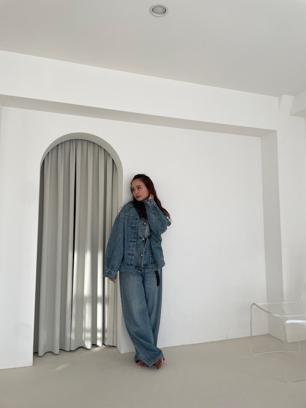 ブルー系のデニムジャケット、ブルー系のデニムパンツを着用したレディースの冬コーディネートの2枚目の写真