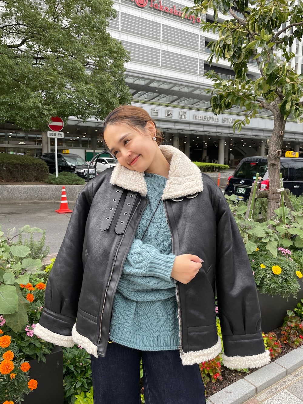 ブルー系のニット/セーター、ブルー系のデニムパンツ、その他のショルダーバッグを着用したレディースの秋コーディネートの7枚目の写真