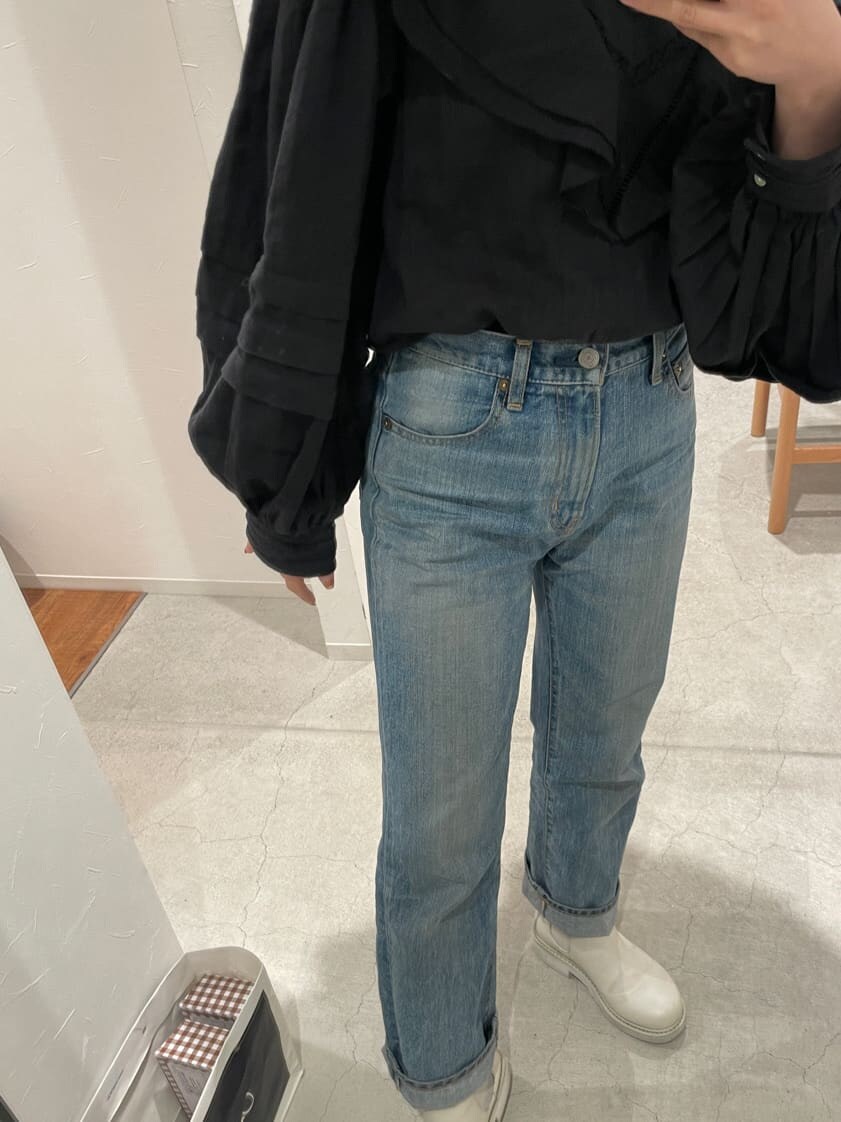 ブラック系のシャツ/ブラウス、ブルー系のデニムパンツを着用したレディースの冬コーディネートの4枚目の写真