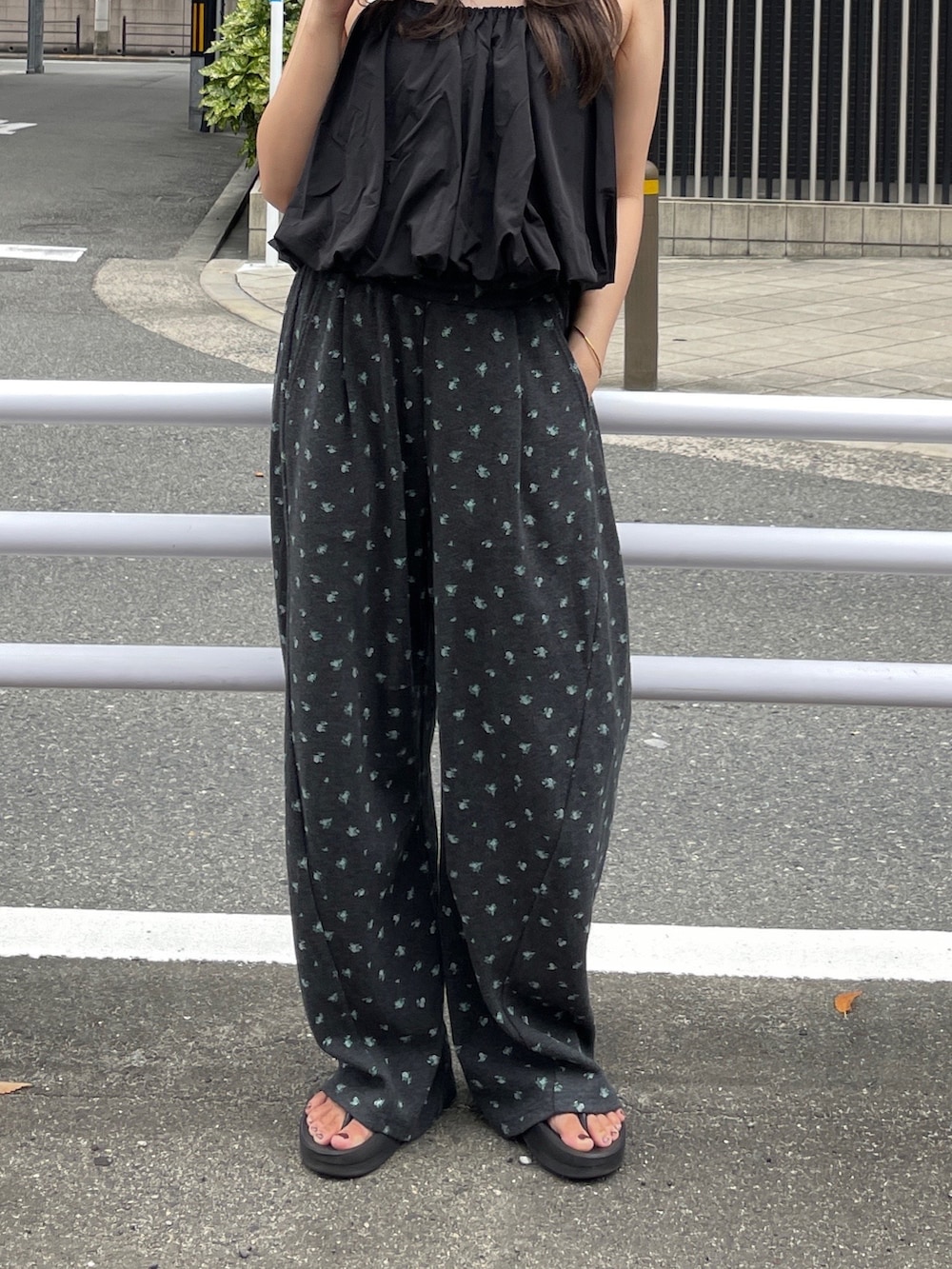 グレー系のその他パンツ、ブラック系のキャミソールを着用したレディースの夏コーディネートの4枚目の写真