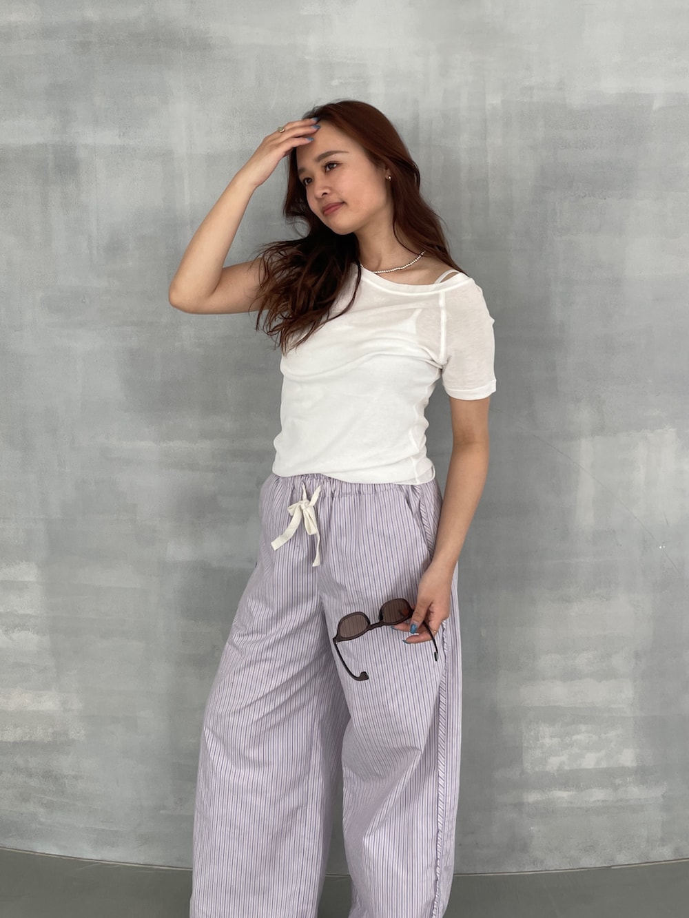 ホワイト系のTシャツ/カットソー、パープル系のその他パンツを着用したレディースの春コーディネートの2枚目の写真