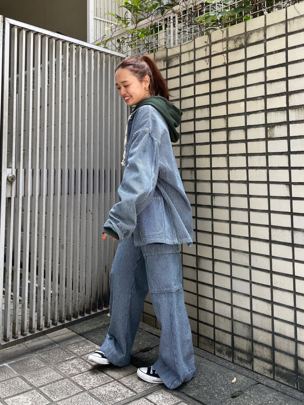その他のブルゾン、その他のデニムパンツ、グリーン系のパーカーを着用したレディースの夏コーディネートの6枚目の写真