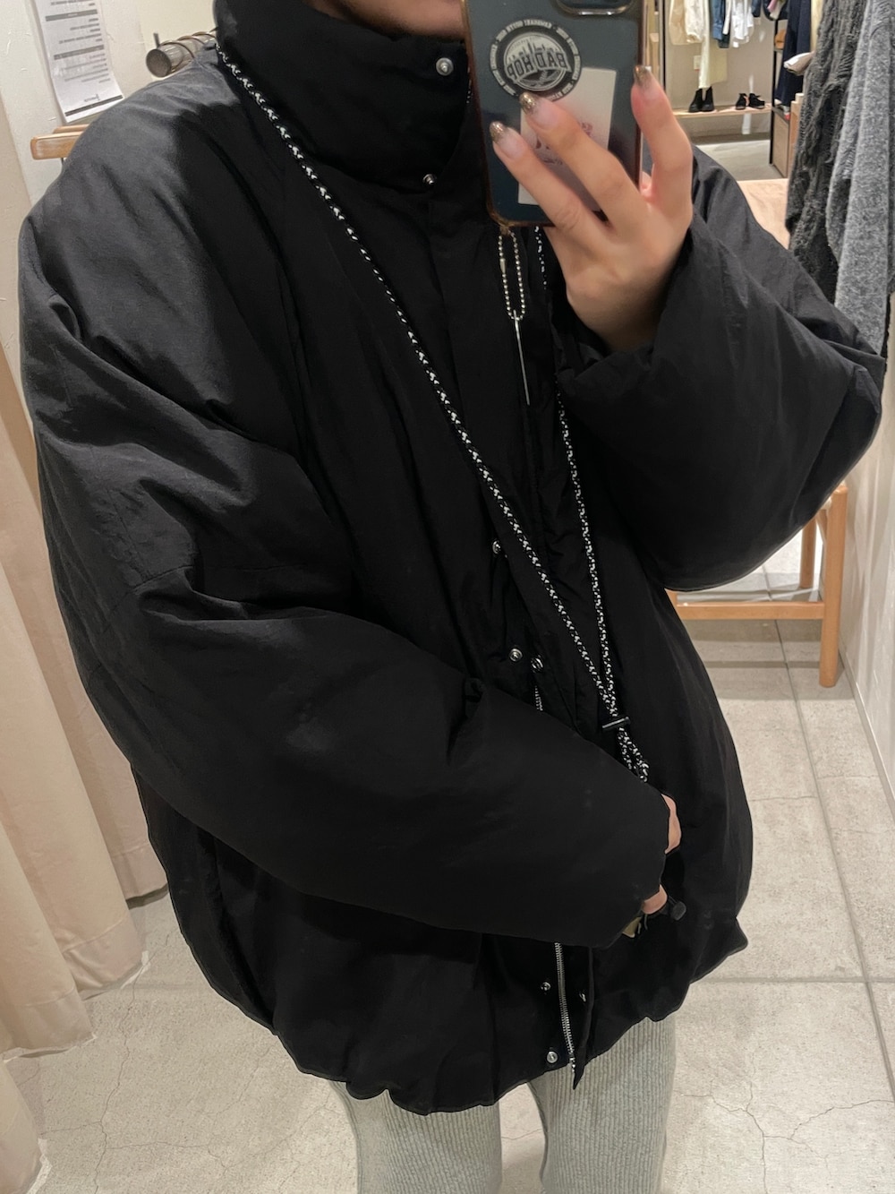 ブラック系のブルゾン、グレー系のその他パンツを着用したレディースの冬コーディネートの3枚目の写真