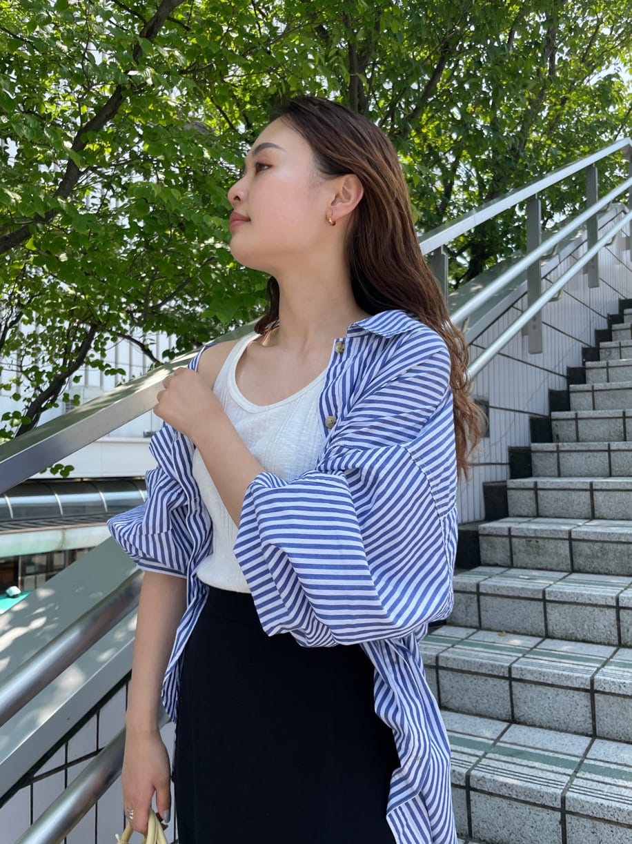 ブルー系のシャツ/ブラウス、ホワイト系のタンクトップ、ホワイト系のサンダルを着用したレディースの夏コーディネートの5枚目の写真