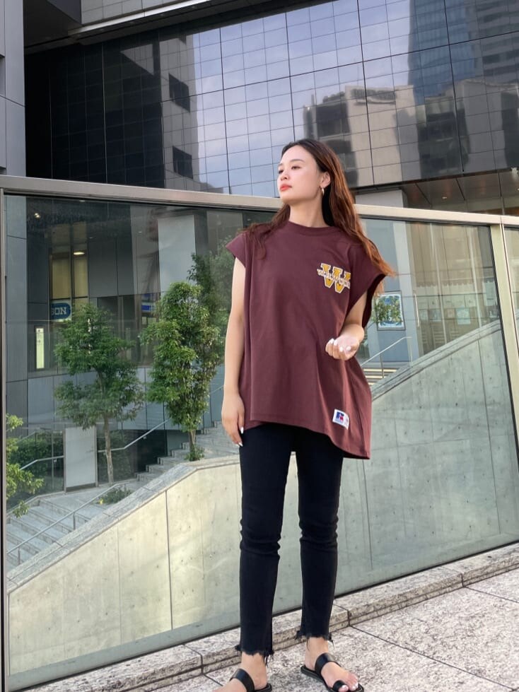 ブラック系のデニムパンツ、ブラック系のサンダル、ブラウン系のTシャツ/カットソーを着用したレディースの夏コーディネートの5枚目の写真